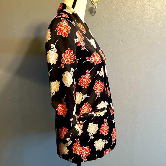CALVIN KLEIN EXQUISITE FLORAL BLAZER. Size 0. - Picture 3 of 8